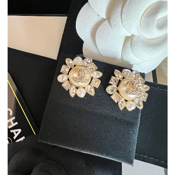 Gold CHANEL Pearl and Crystal Interlocking-C Stud Earrings 24C (CHXX029) - Picture 2 of 11